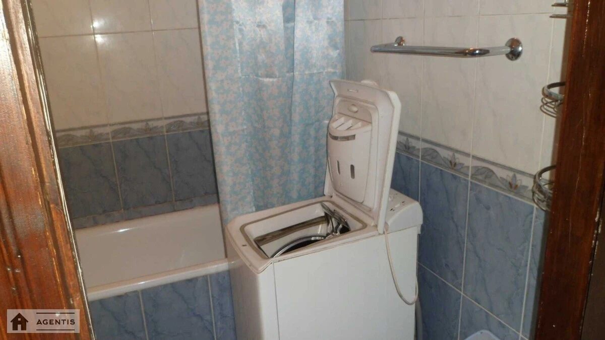 Здам квартиру 3 кімнати, 55 m², 1 пов./5 поверхів. Солом’янський район, Київ. 