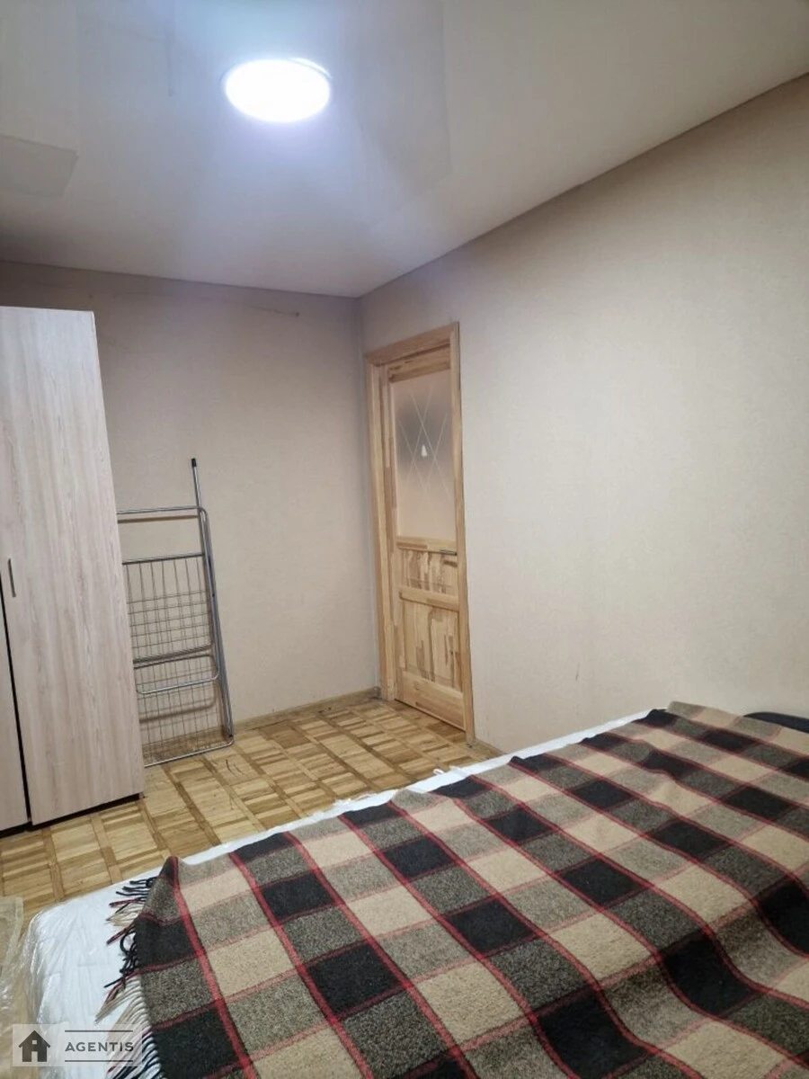 Сдам квартиру 3 комнаты, 62 m², 1 эт./9 этажей. Повітряних Сил просп. (Повітрофлотський), Киев. 