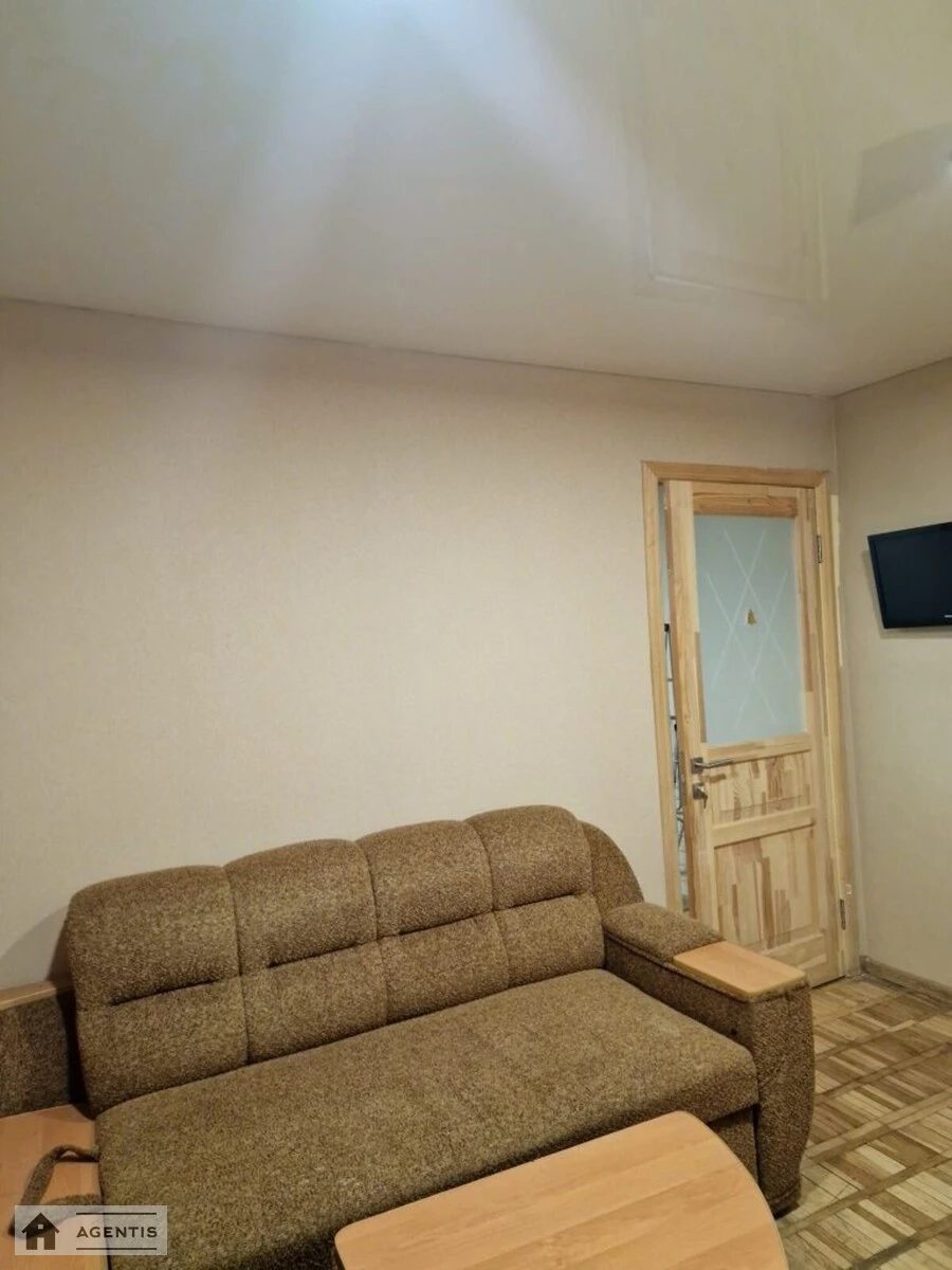 Сдам квартиру 3 комнаты, 62 m², 1 эт./9 этажей. Повітряних Сил просп. (Повітрофлотський), Киев. 