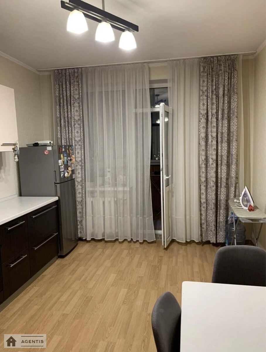 Сдам квартиру 2 комнаты, 65 m², 20 эт./23 этажа. 14, Феодосийский 14, Киев. 