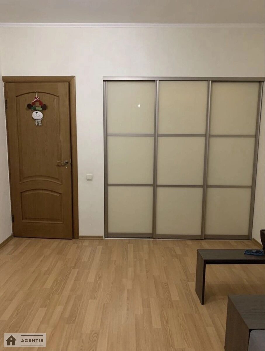 Сдам квартиру 2 комнаты, 65 m², 20 эт./23 этажа. 14, Феодосийский 14, Киев. 