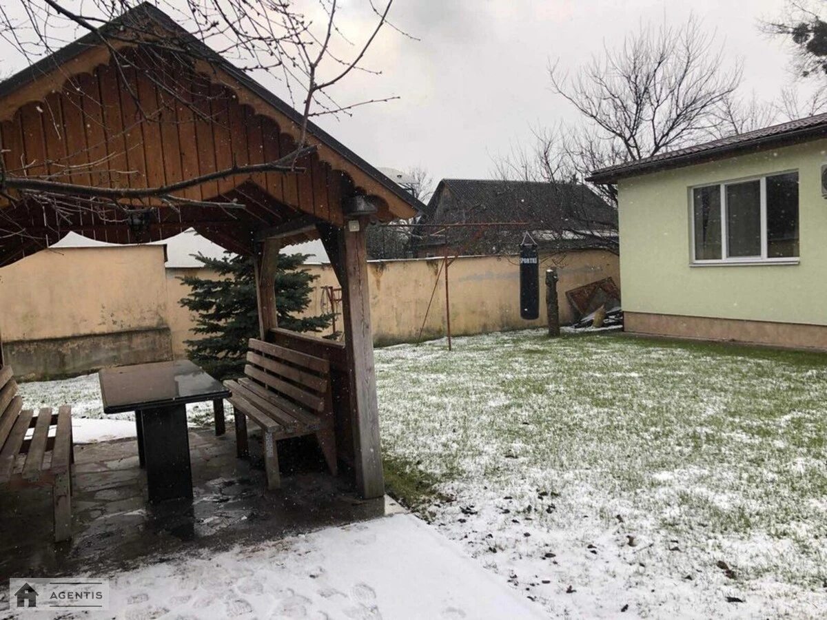 Здам квартиру 1 кімната, 40 m², 2 пов./2 поверхи. 52, Патріарха Володимира Романюка вул. (Жовтнева), Київ. 