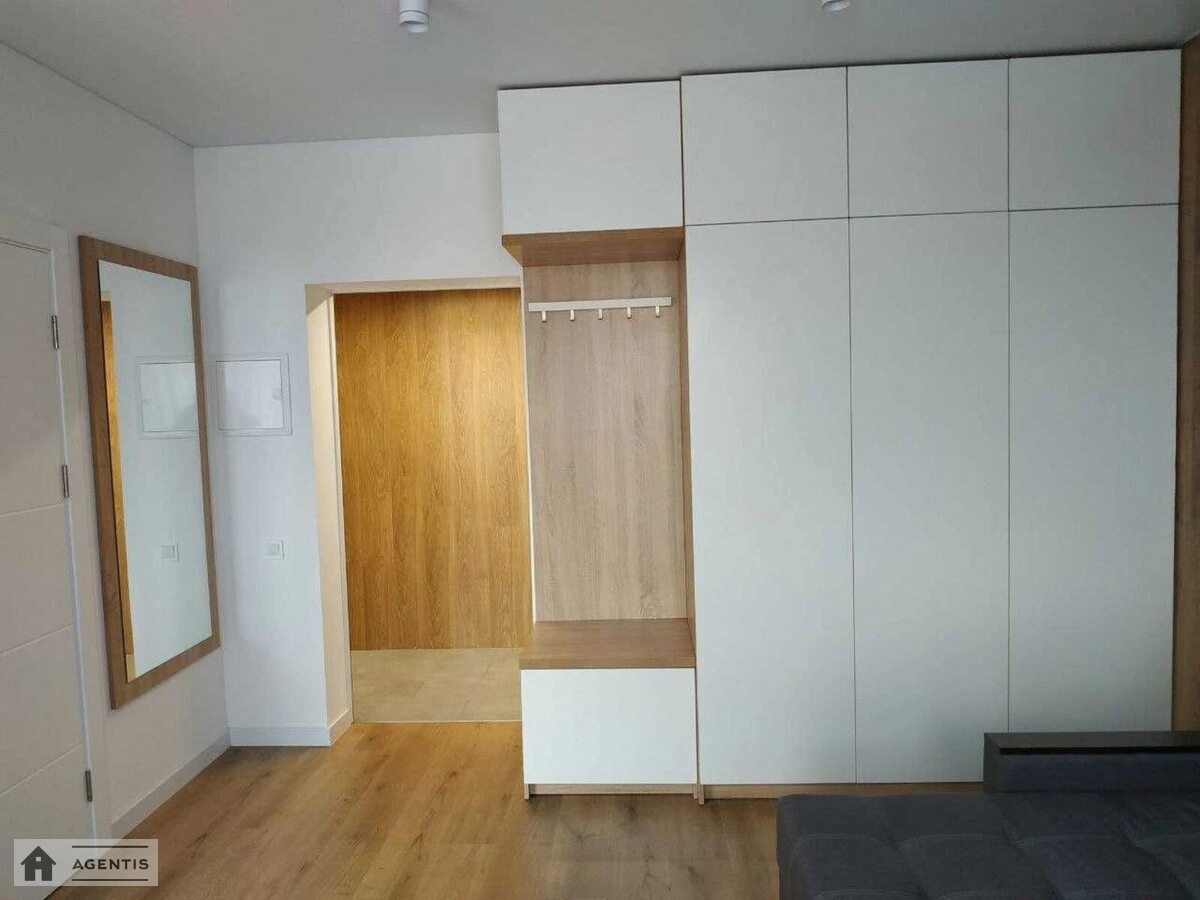 Сдам квартиру 1 комната, 23 m², 3 эт./3 этажа. Карпатская, Киев. 