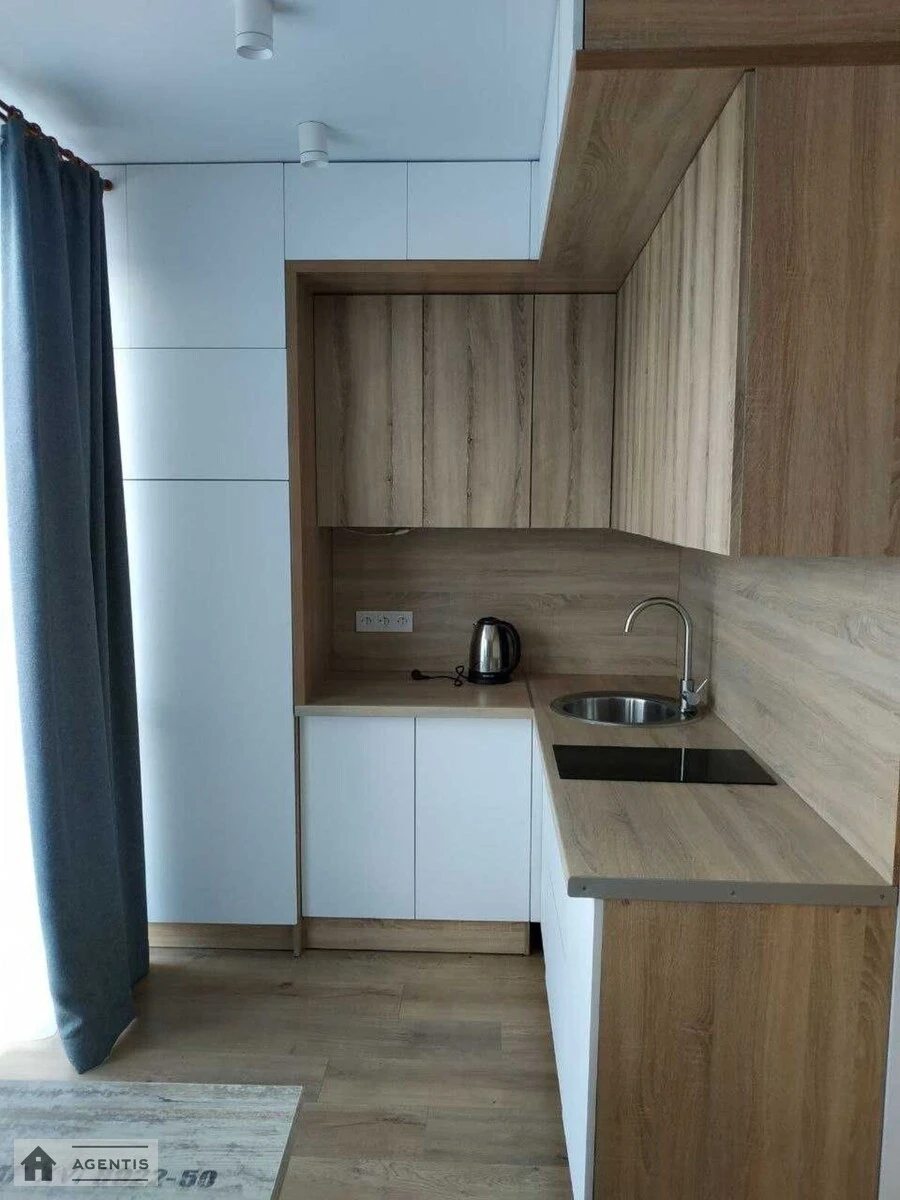 Здам квартиру 1 кімната, 23 m², 3 пов./3 поверхи. Карпатська, Київ. 