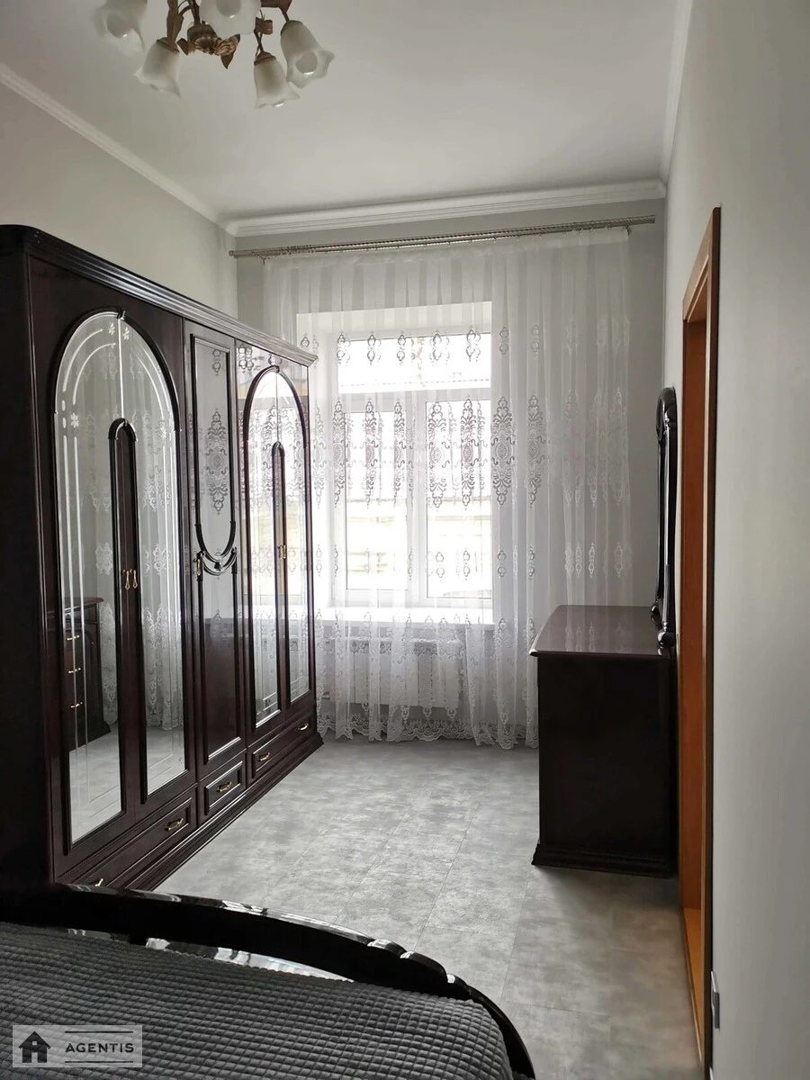 Сдам квартиру 2 комнаты, 55 m², 3 эт./3 этажа. 22, Константиновская 22, Киев. 