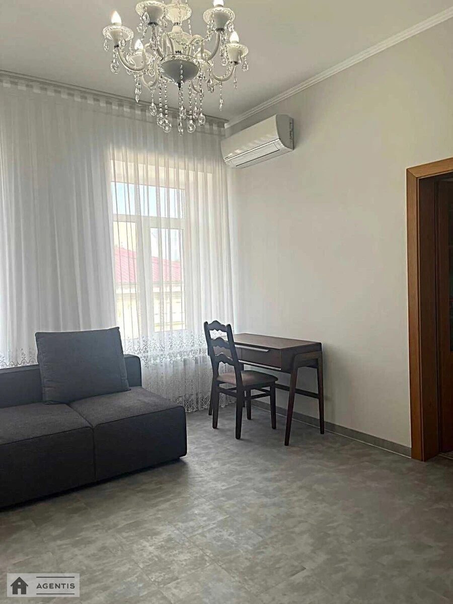 Сдам квартиру 2 комнаты, 55 m², 3 эт./3 этажа. 22, Константиновская 22, Киев. 