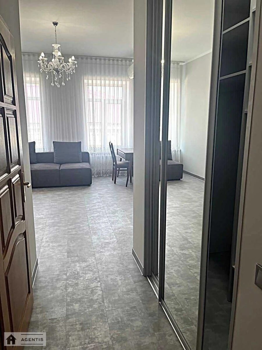 Сдам квартиру 2 комнаты, 55 m², 3 эт./3 этажа. 22, Константиновская 22, Киев. 