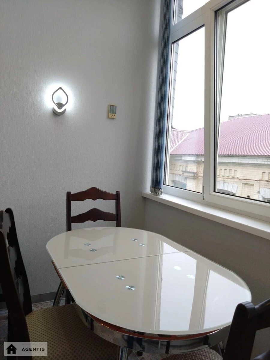 Apartment for rent 2 rooms, 55 m², 3rd fl./3 floors. 22, Kostyantynivska 22, Kyiv. 