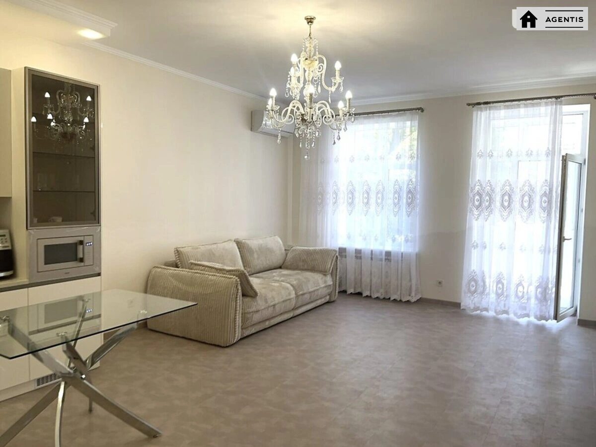 Сдам квартиру 2 комнаты, 65 m², 3 эт./3 этажа. 22, Константиновская 22, Киев. 