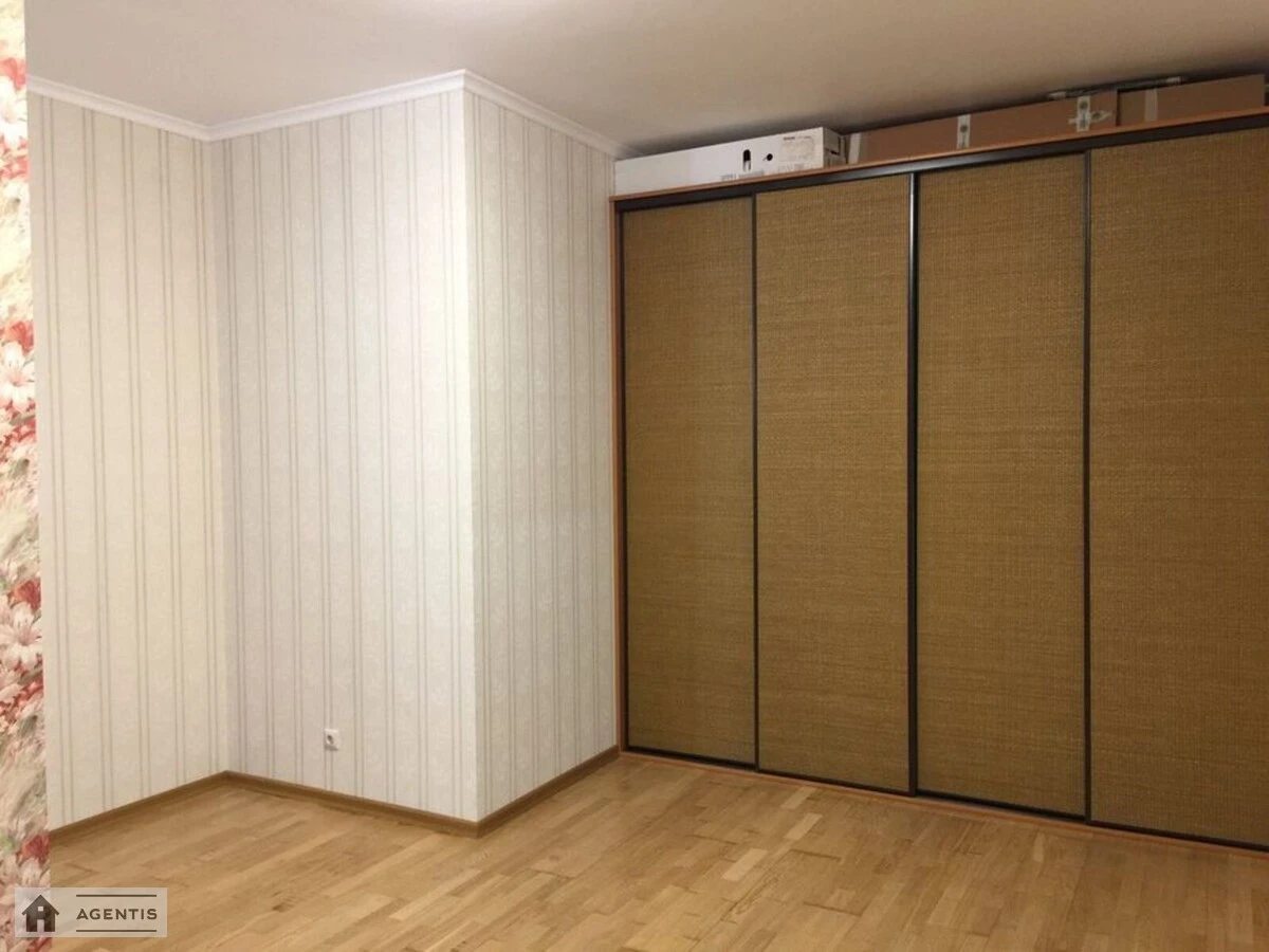 Apartment for rent 3 rooms, 118 m², 4th fl./9 floors. Bulvar , Kyiv. 