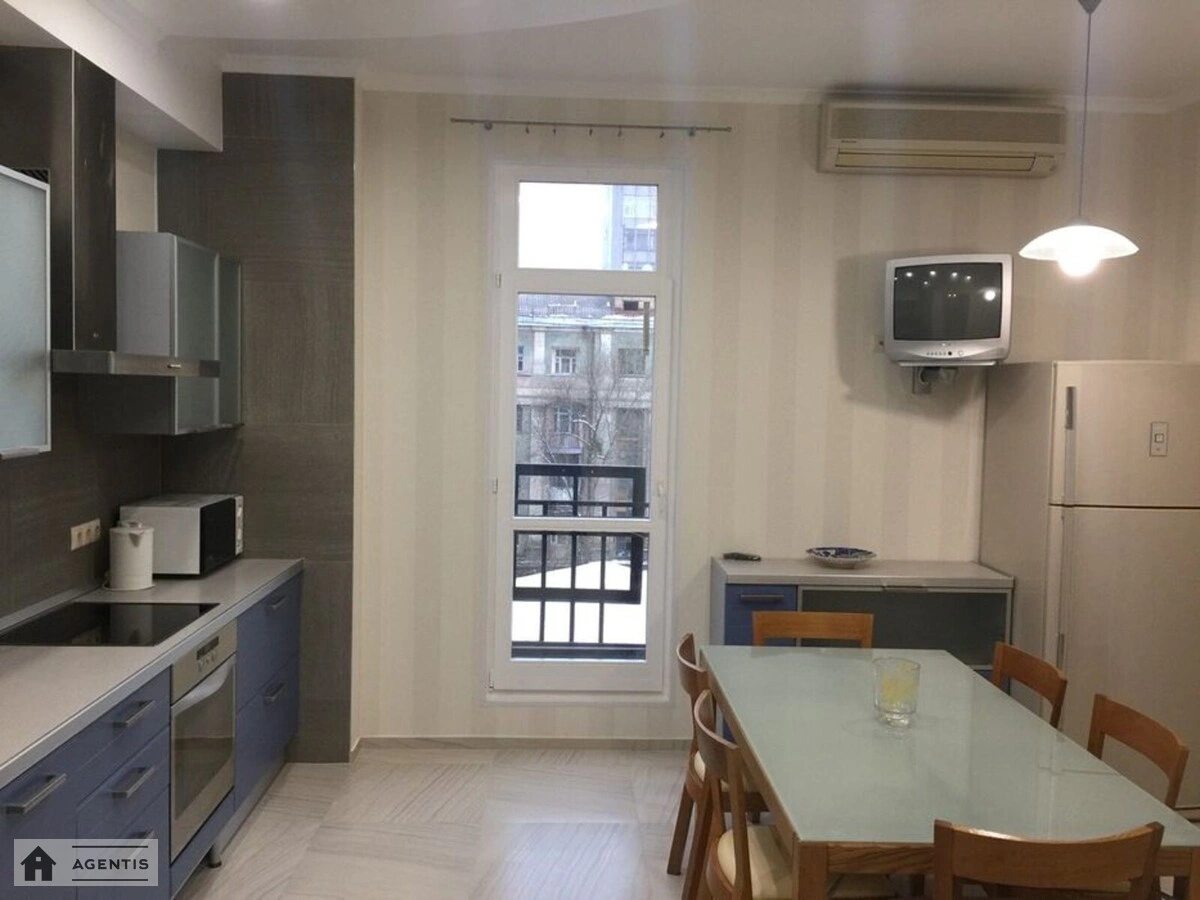 Apartment for rent 3 rooms, 118 m², 4th fl./9 floors. Bulvar , Kyiv. 