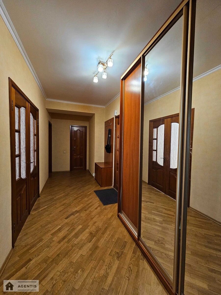 Сдам квартиру 2 комнаты, 80 m², 5 эт./17 этажей. Ореста Васкула вул. (Феодори Пушиної), Киев. 