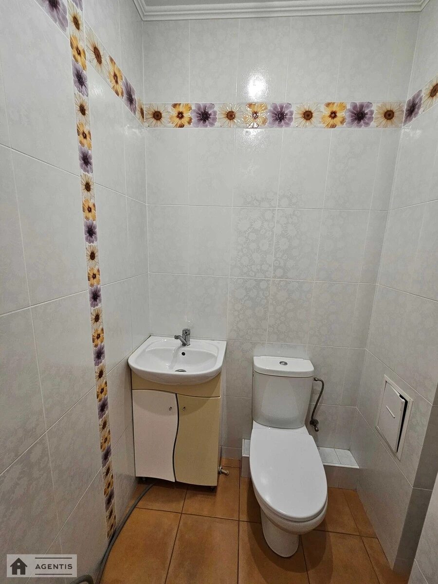 Сдам квартиру 2 комнаты, 80 m², 5 эт./17 этажей. Ореста Васкула вул. (Феодори Пушиної), Киев. 