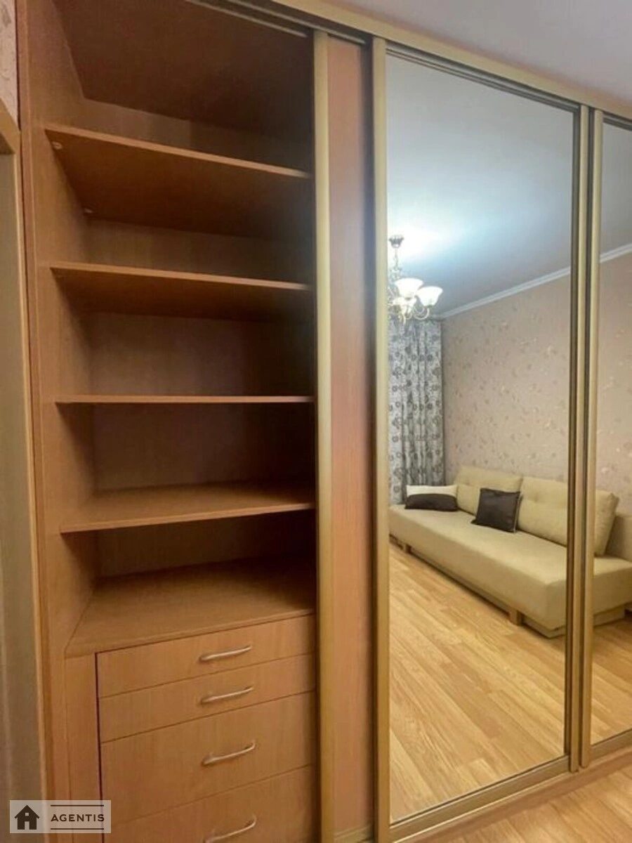 Сдам квартиру 2 комнаты, 78 m², 13 эт./17 этажей. Автозаводская, Киев. 