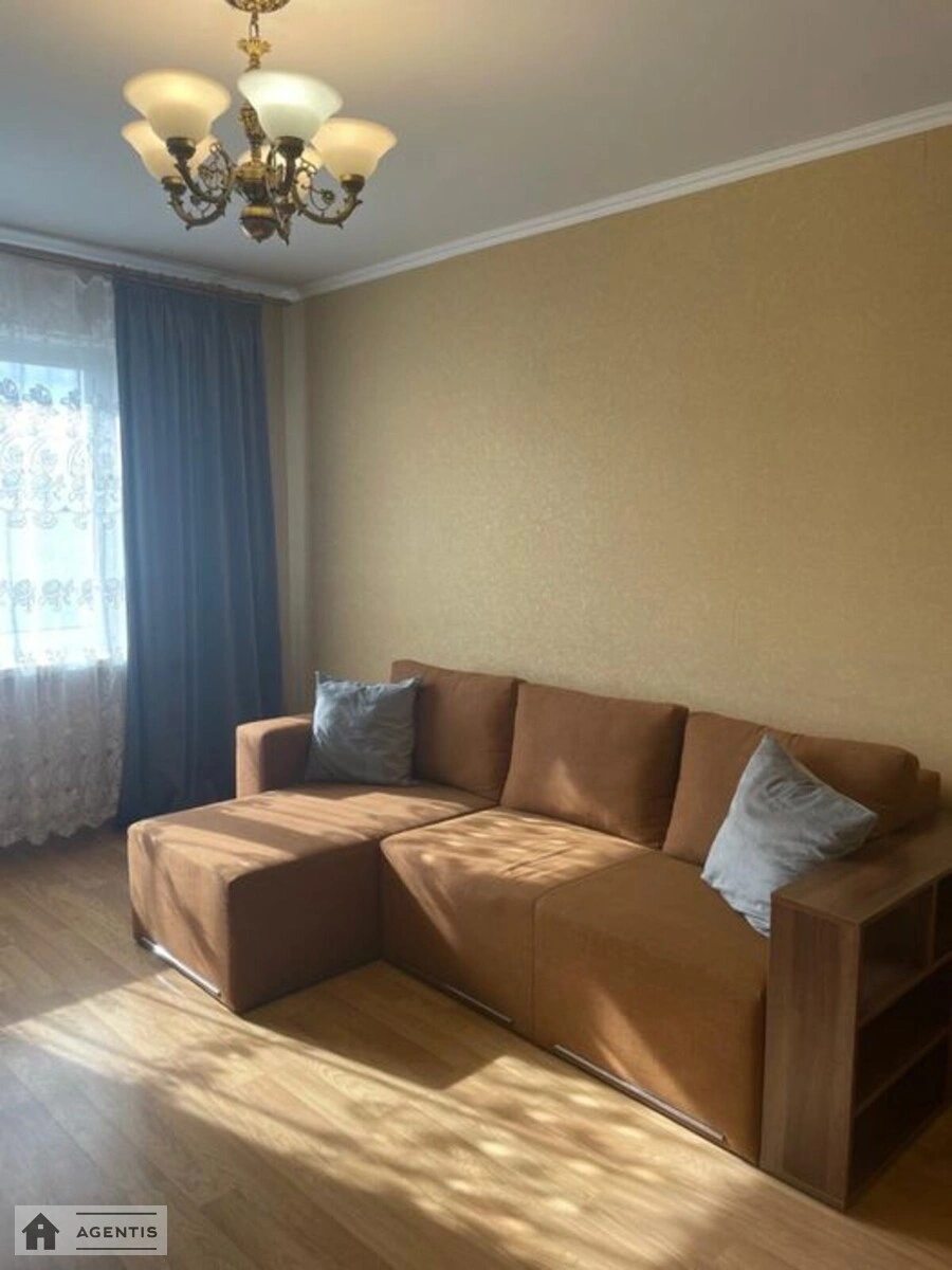 Сдам квартиру 2 комнаты, 78 m², 13 эт./17 этажей. Автозаводская, Киев. 