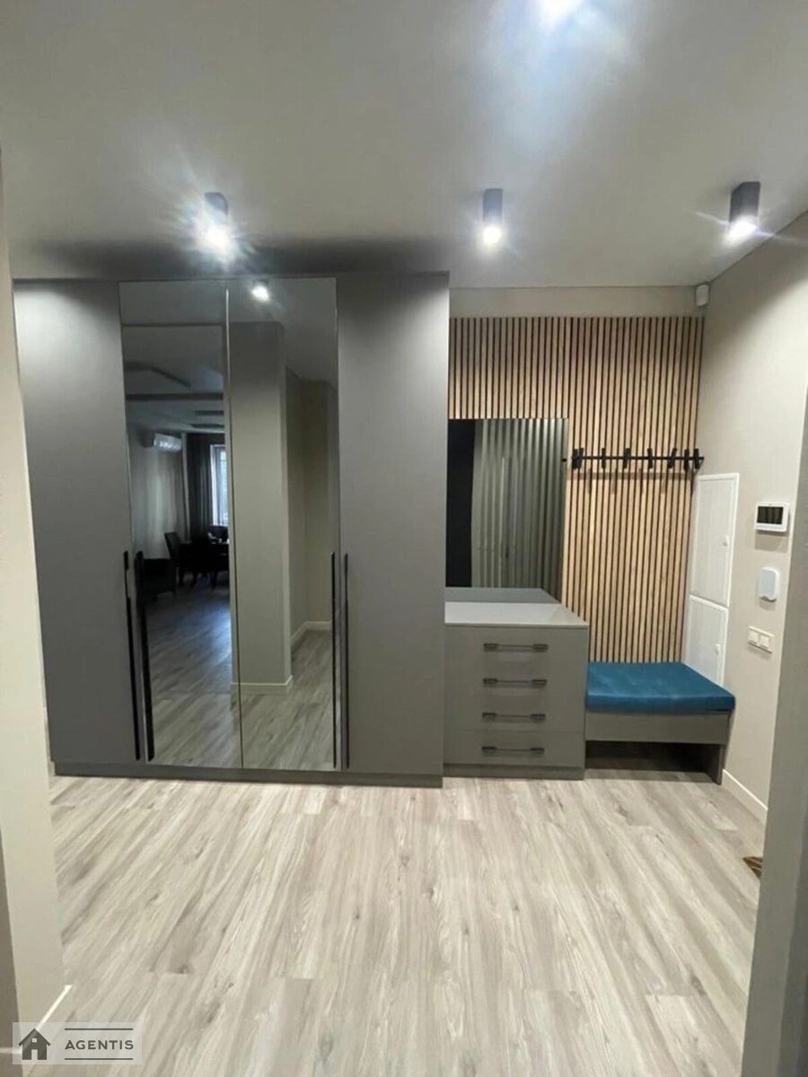 Сдам квартиру 3 комнаты, 109 m², 2 эт./18 этажей. 43, Вінстона Черчилля вул. (Червоноткацька), Киев. 