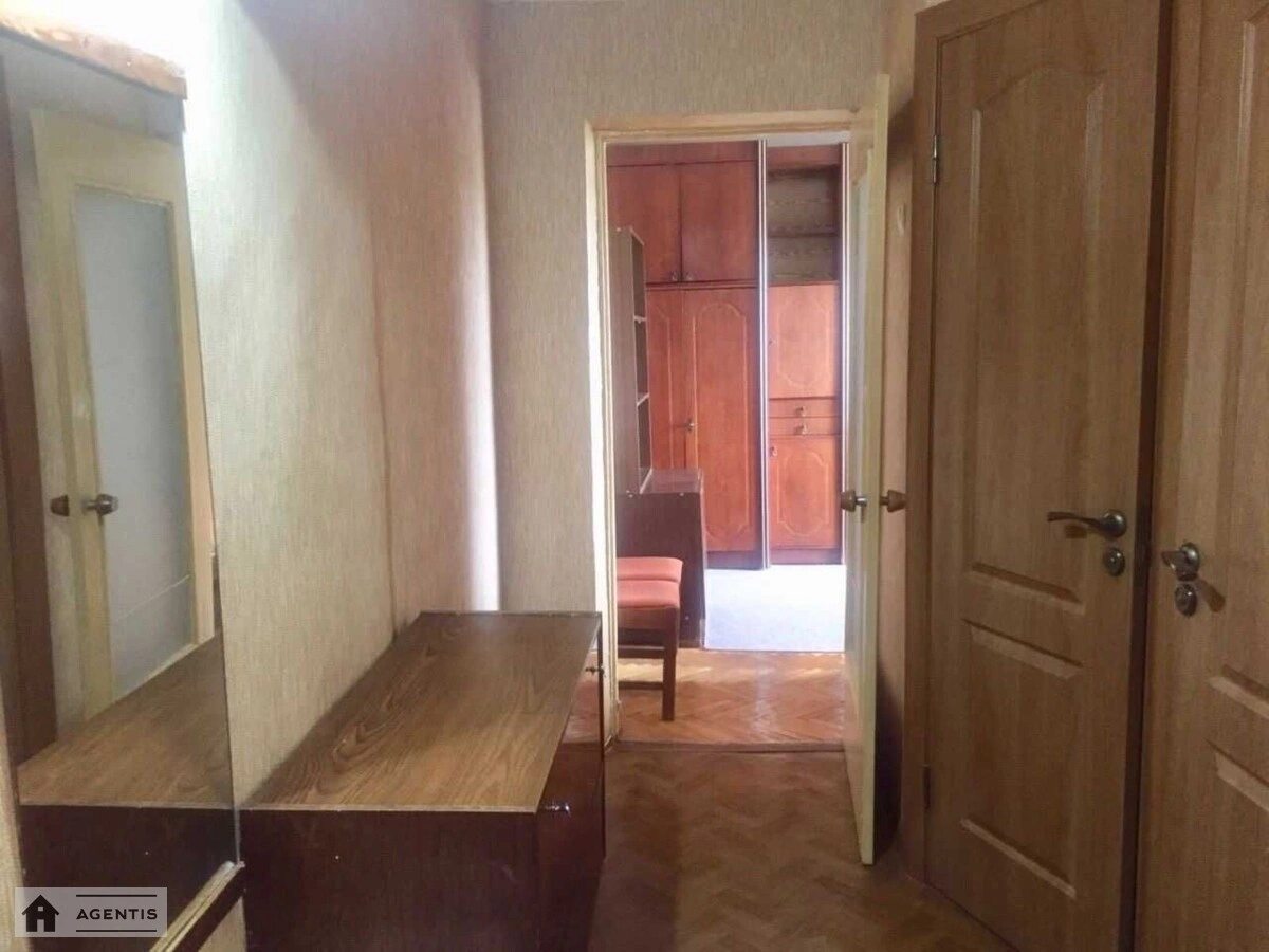 Сдам квартиру 2 комнаты, 45 m², 9 эт./9 этажей. 15, Леся Курбаса 15, Киев. 