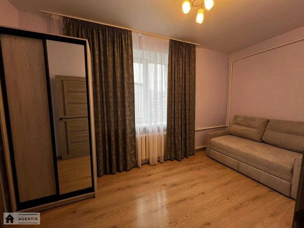 Apartment for rent 2 rooms, 46 m², 5th fl./5 floors. Myru, Kyiv. 