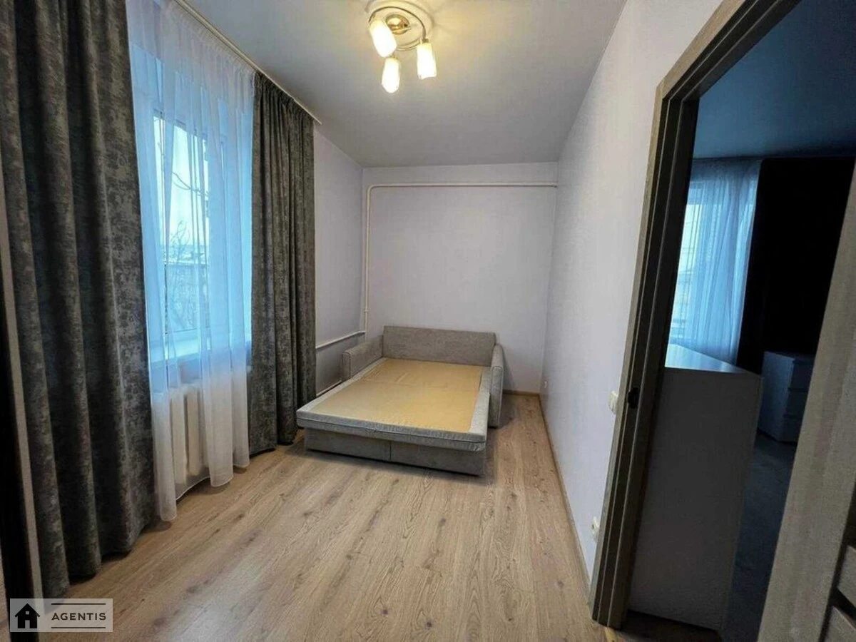 Сдам квартиру 2 комнаты, 46 m², 5 эт./5 этажей. Мира, Киев. 