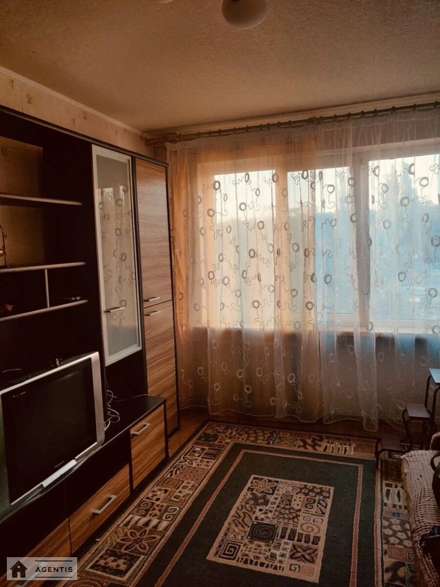 Здам квартиру 3 кімнати, 66 m², 4 пов./9 поверхів. Генерала Наумова вул., Київ. 