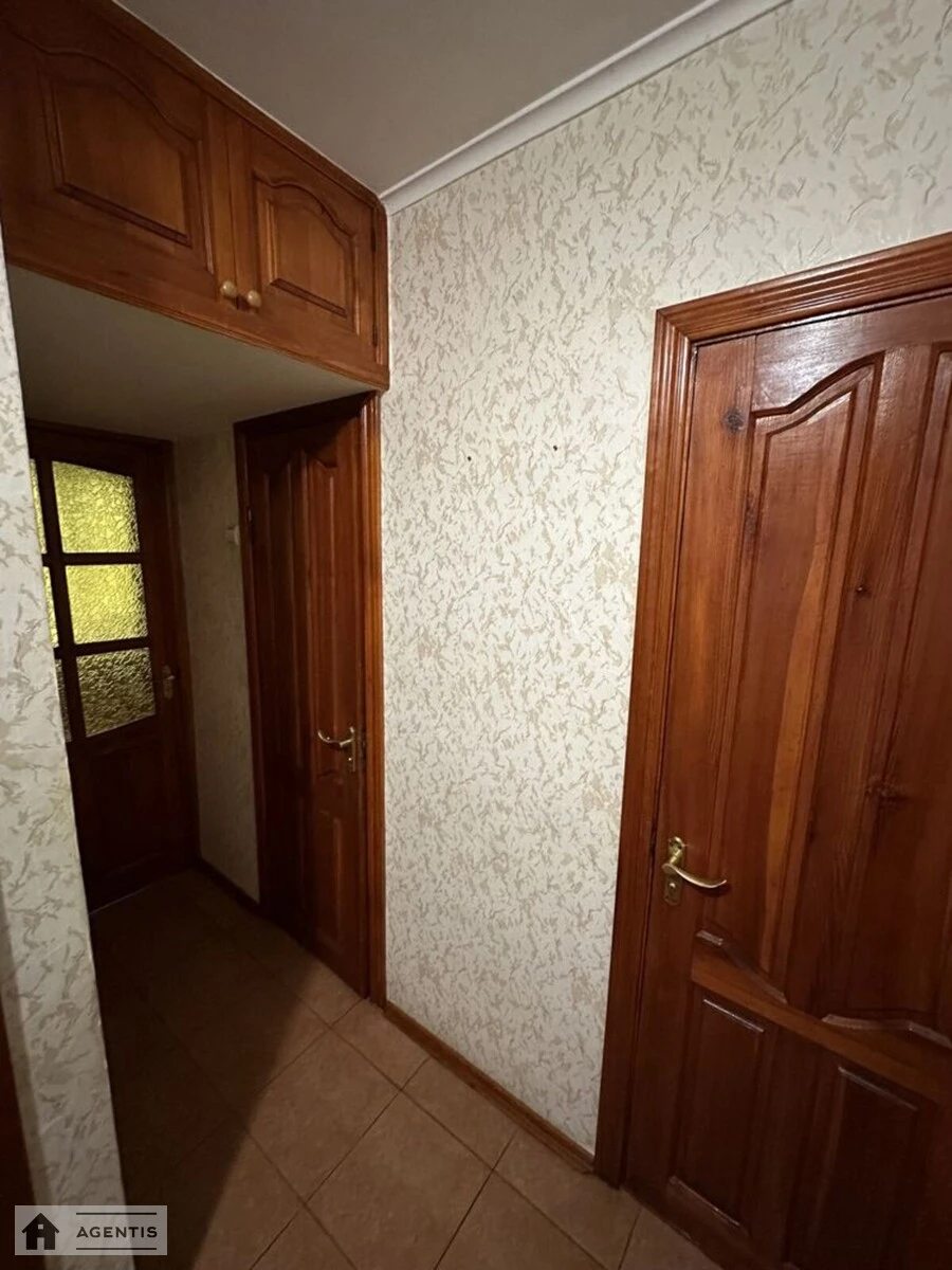 Сдам квартиру 3 комнаты, 55 m², 4 эт./9 этажей. 12, Леся Курбаса 12, Киев. 