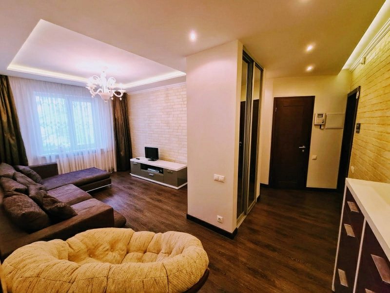 Apartments for sale. 3 rooms, 64 m², 2nd floor/9 floors. Pyntera, Donetsk. 