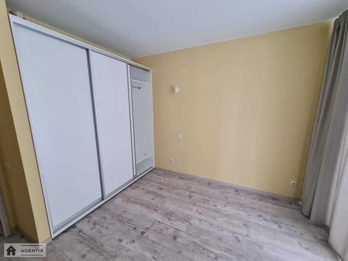 Сдам квартиру 2 комнаты, 74 m², 1 эт./5 этажей. 4, Степана Рудницького вул., Киев. 