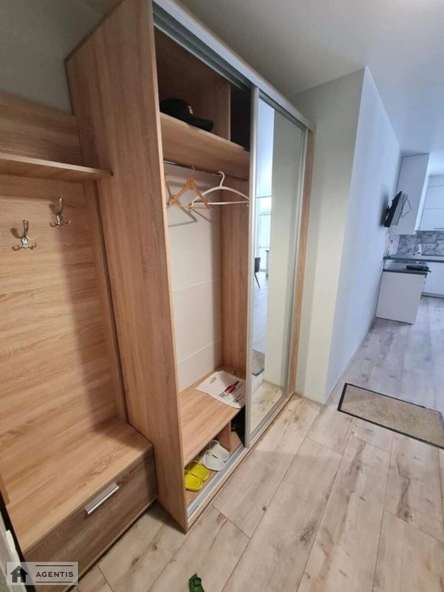 Сдам квартиру 2 комнаты, 74 m², 1 эт./5 этажей. 4, Степана Рудницького вул., Киев. 