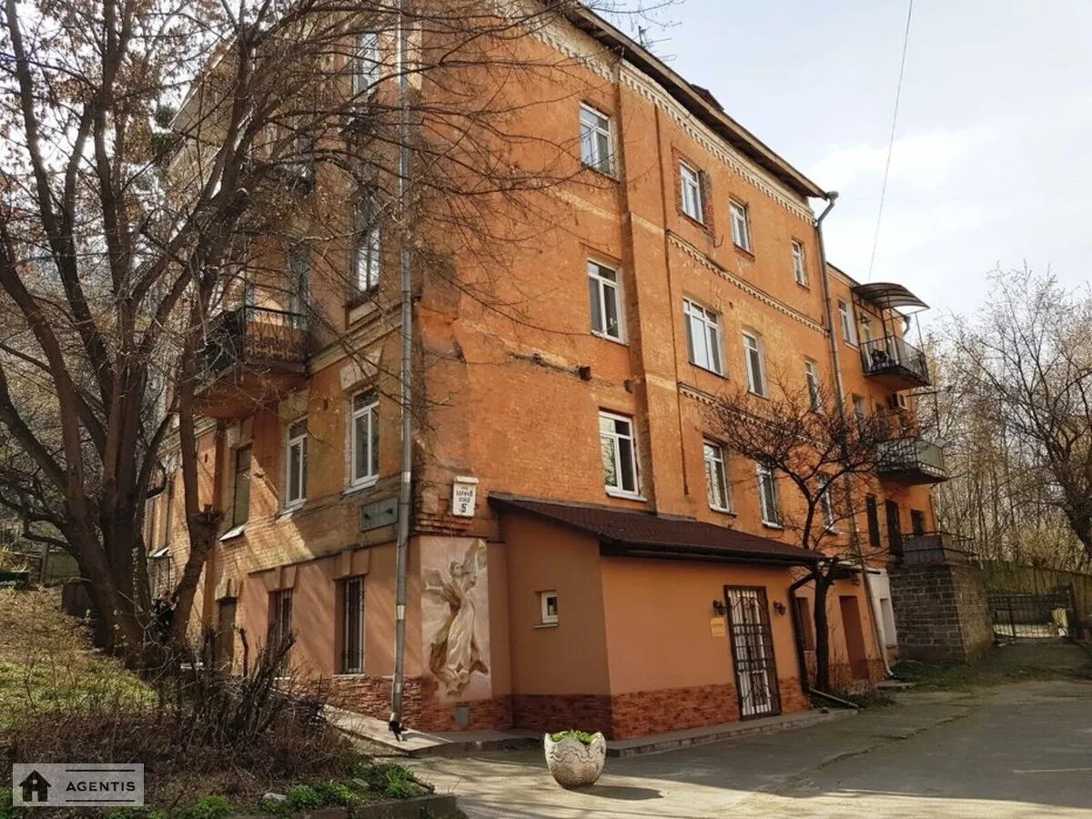 Apartment for rent 2 rooms, 56 m², 2nd fl./3 floors. Naberezhno-Hreschatytcka, Kyiv. 