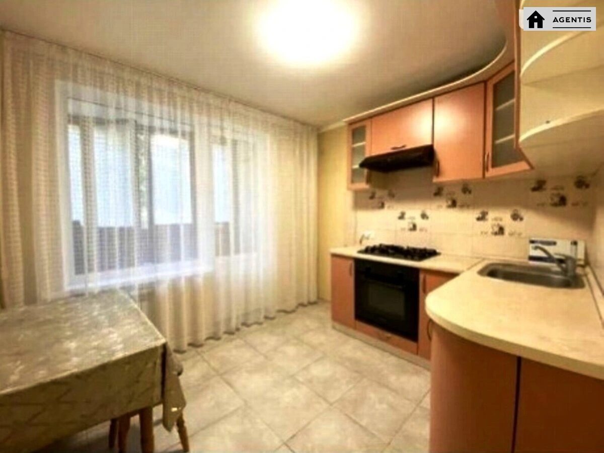 Сдам квартиру 2 комнаты, 46 m², 1 эт./16 этажей. 68, Зодчих 68, Киев. 