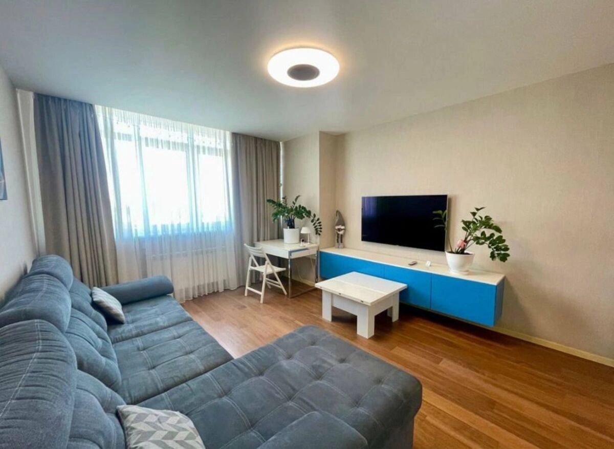 Сдам квартиру 3 комнаты, 94 m², 13 эт./14 этажей. Нивська вул., Киев. 