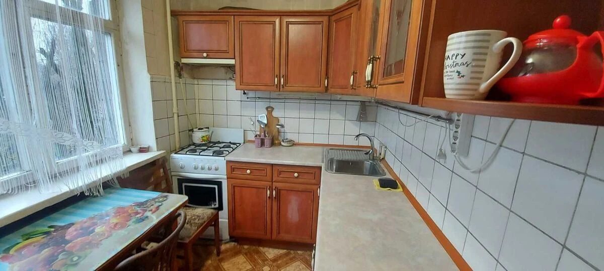 Продаж квартири 3 кімнати, 61 m², 3 пов./5 поверхів. 40, Відрадний 40, Київ. 