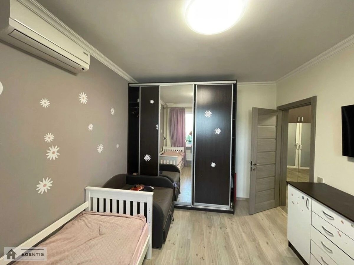 Сдам квартиру 3 комнаты, 76 m², 4 эт./12 этажей. 8, Якуба Коласа 8, Киев. 