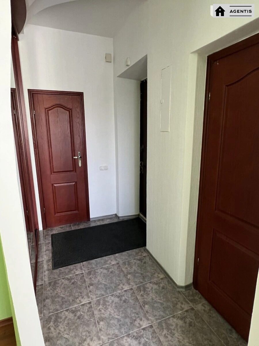 Сдам квартиру 2 комнаты, 55 m², 3 эт./3 этажа. 5, Володимира Сальського вул. (Григорія Котовського), Киев. 