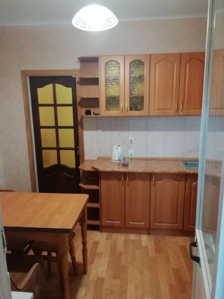 Сдам квартиру 2 комнаты, 54 m², 1 эт./16 этажей. 39, Алматинська вул., Киев. 