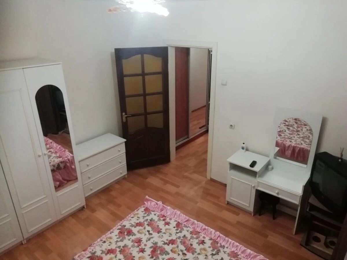 Сдам квартиру 2 комнаты, 54 m², 1 эт./16 этажей. 39, Алматинська вул., Киев. 