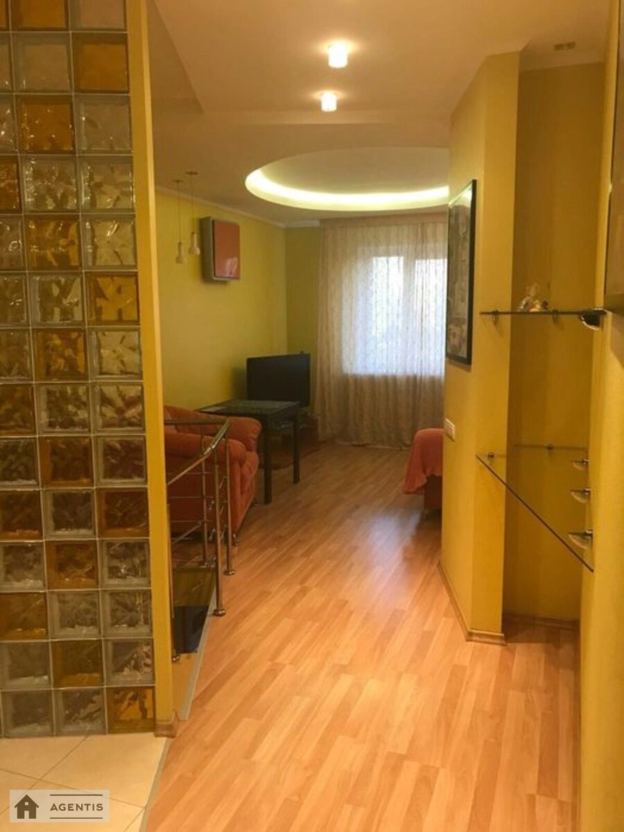 Здам квартиру 2 кімнати, 60 m², 5 пов./16 поверхів. 31, Драгоманова 31, Київ. 