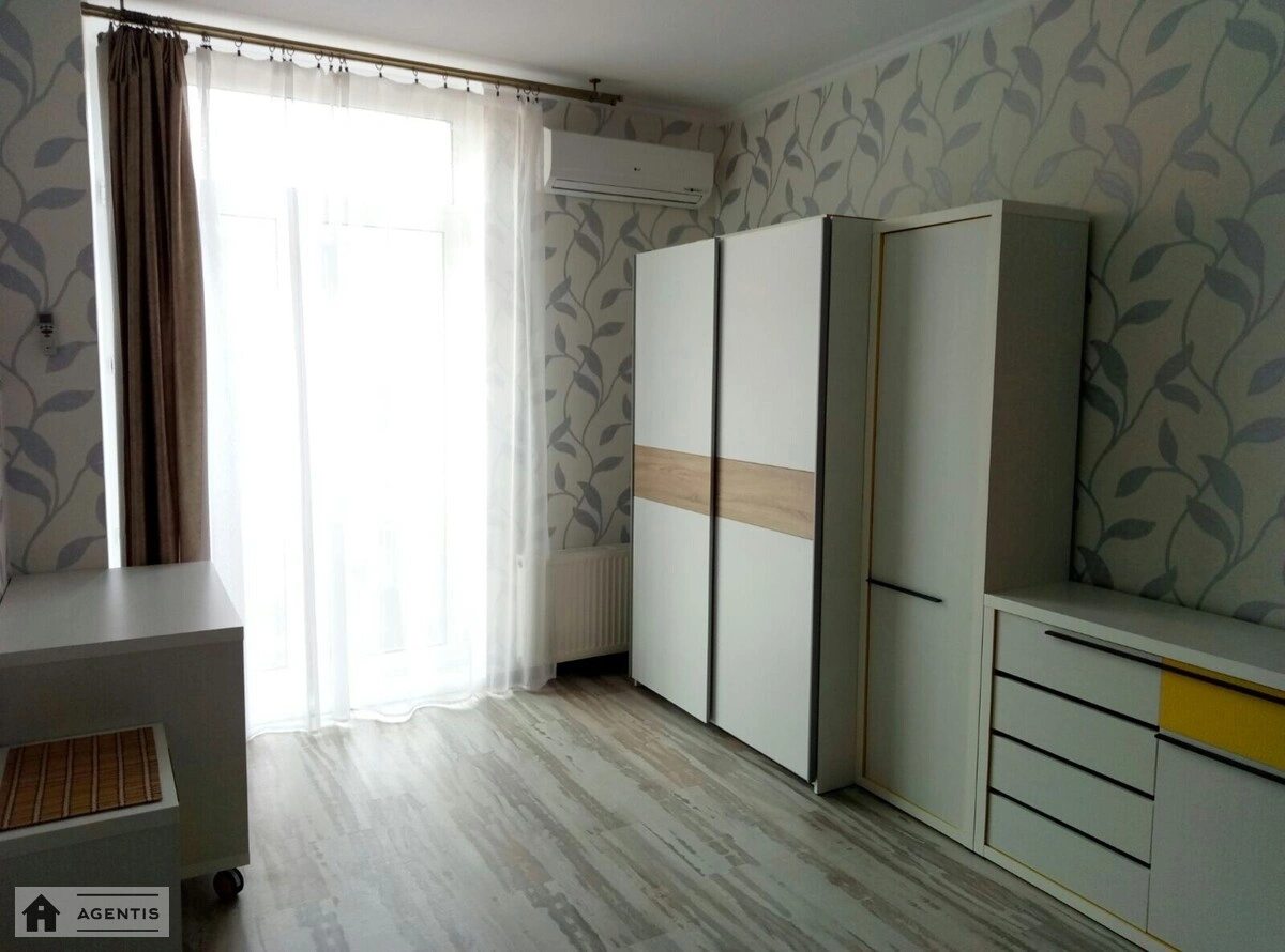 Здам квартиру 3 кімнати, 84 m², 7 пов./10 поверхів. Регенераторна, Київ. 