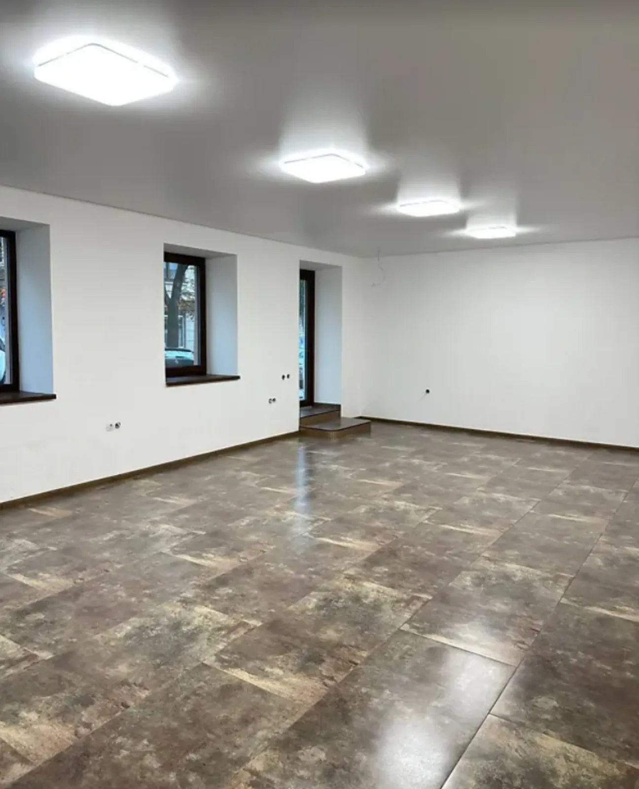 Продам нерухомість під комерцію 55 m², 1 пов./5 поверхів. Руська вул., Тернопіль. 