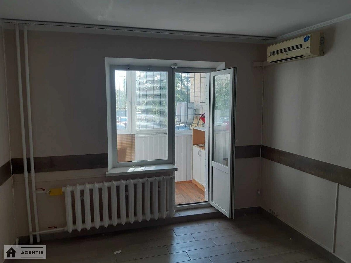 Сдам квартиру 3 комнаты, 87 m², 1 эт./18 этажей. 17, Вишняковская 17, Киев. 