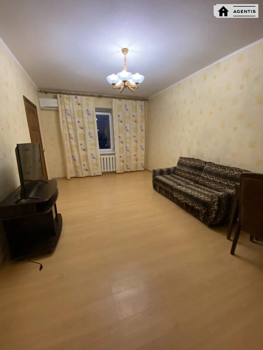 Сдам квартиру 3 комнаты, 88 m², 12 эт./16 этажей. 7, Радунская 7, Киев. 