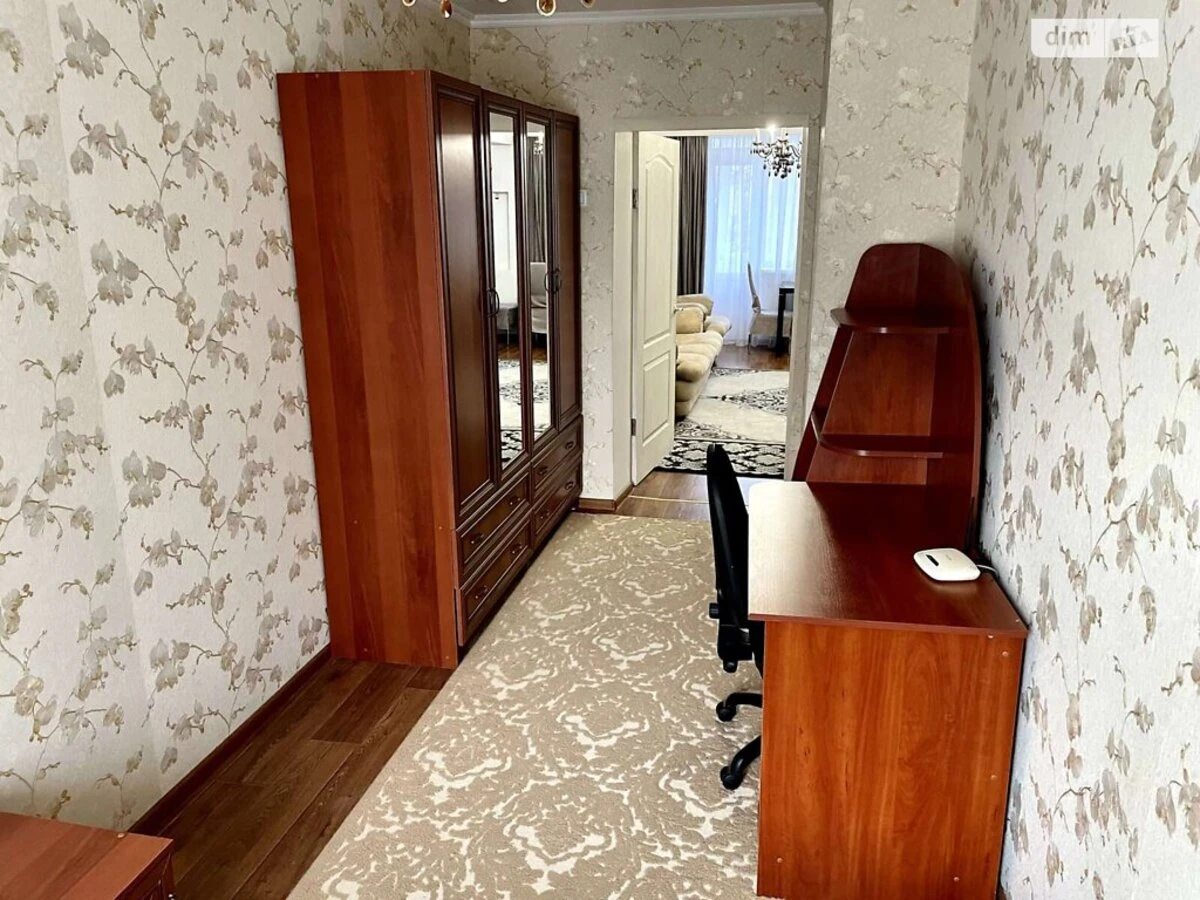 Apartments for sale 2 rooms, 39 m², 2nd fl./3 floors. Фортечний (кіровський), Kropyvnytskyy. 