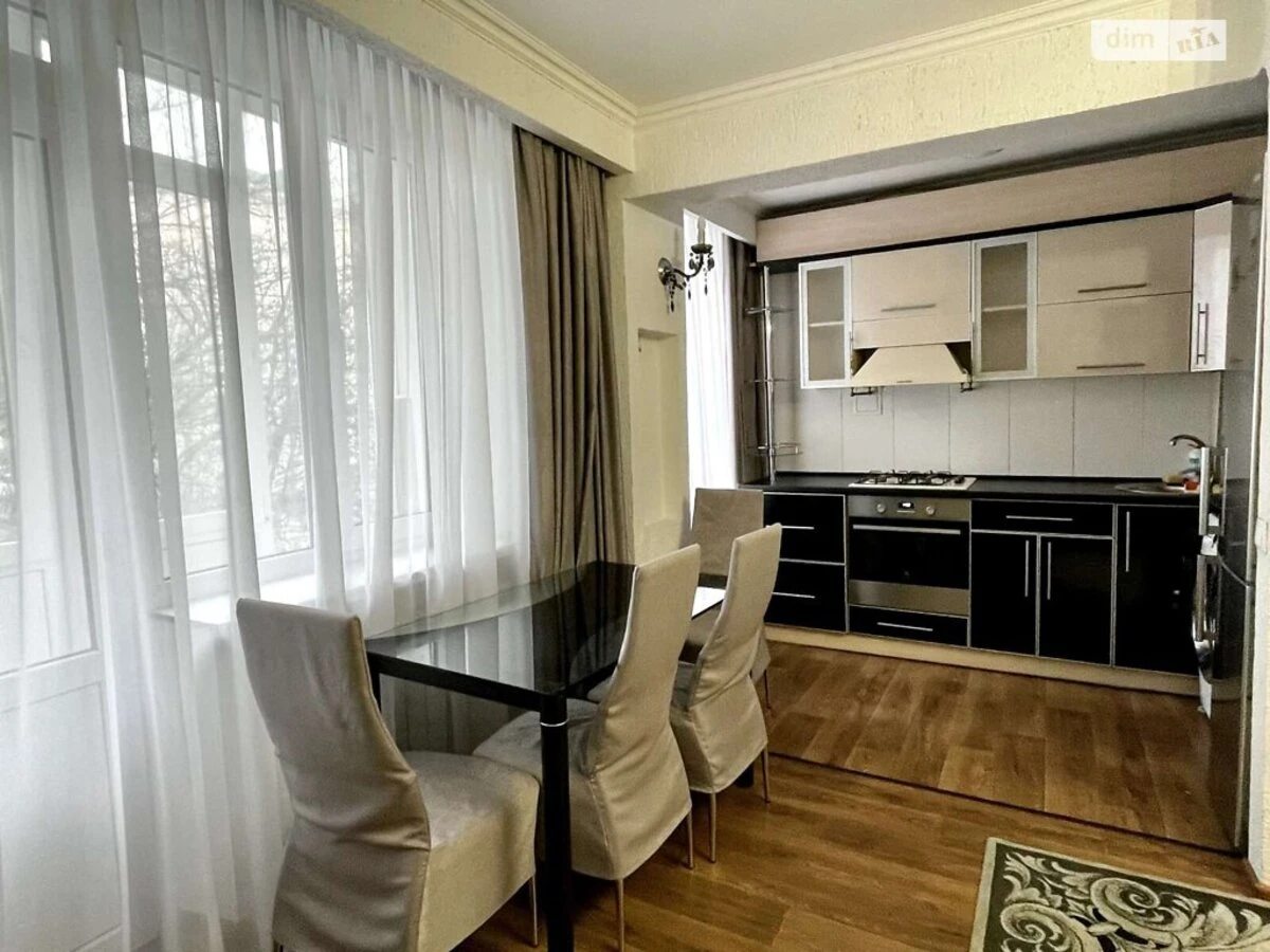 Apartments for sale 2 rooms, 39 m², 2nd fl./3 floors. Фортечний (кіровський), Kropyvnytskyy. 