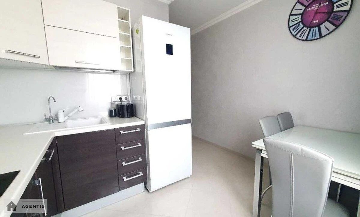 Сдам квартиру 2 комнаты, 52 m², 11 эт./16 этажей. 15, Степана Олійника вул., Киев. 