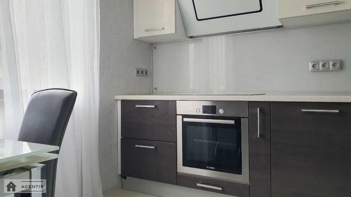 Сдам квартиру 2 комнаты, 52 m², 11 эт./16 этажей. 15, Степана Олійника вул., Киев. 