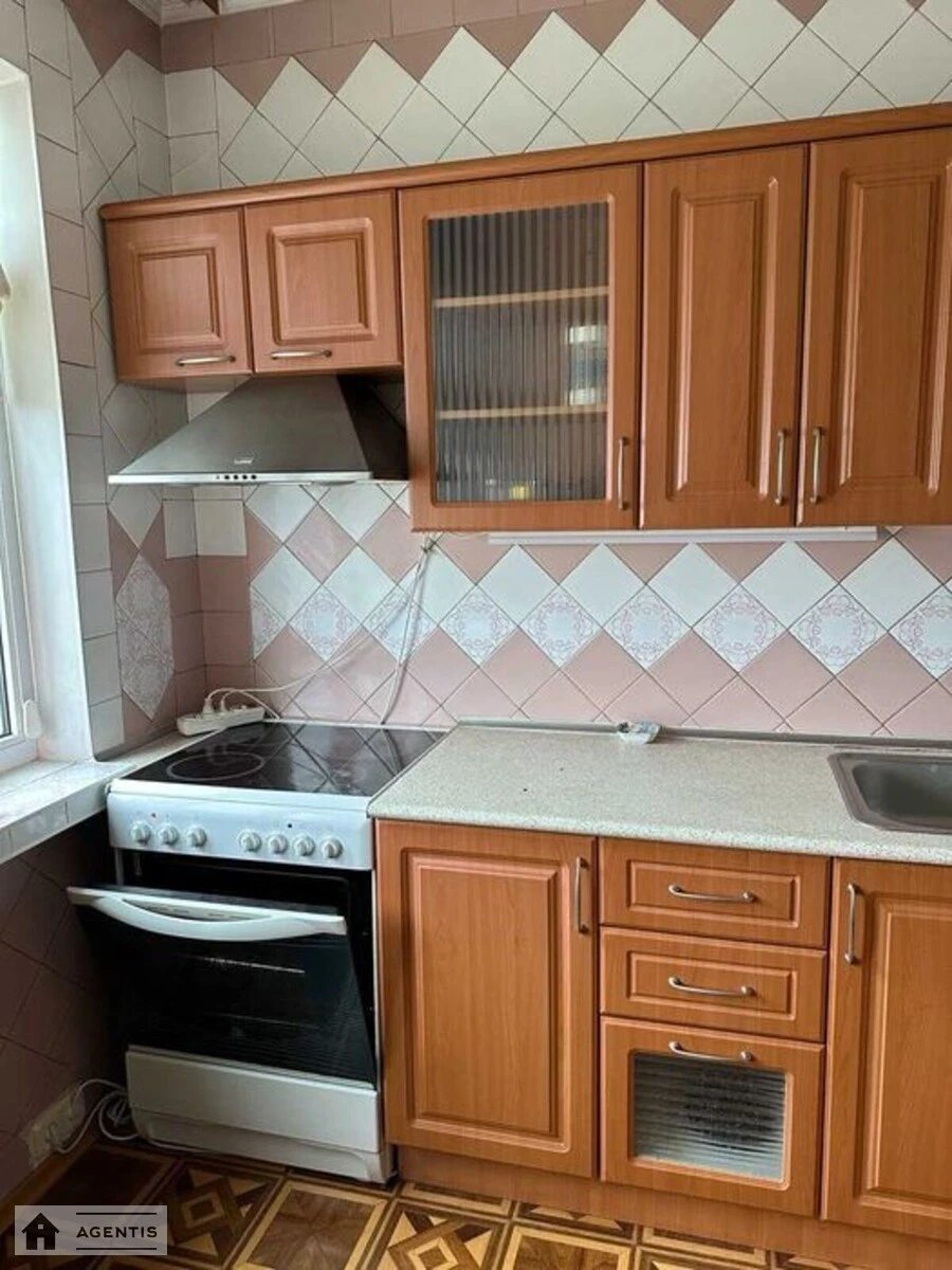 Сдам квартиру 3 комнаты, 68 m², 10 эт./16 этажей. Деснянский район, Киев. 