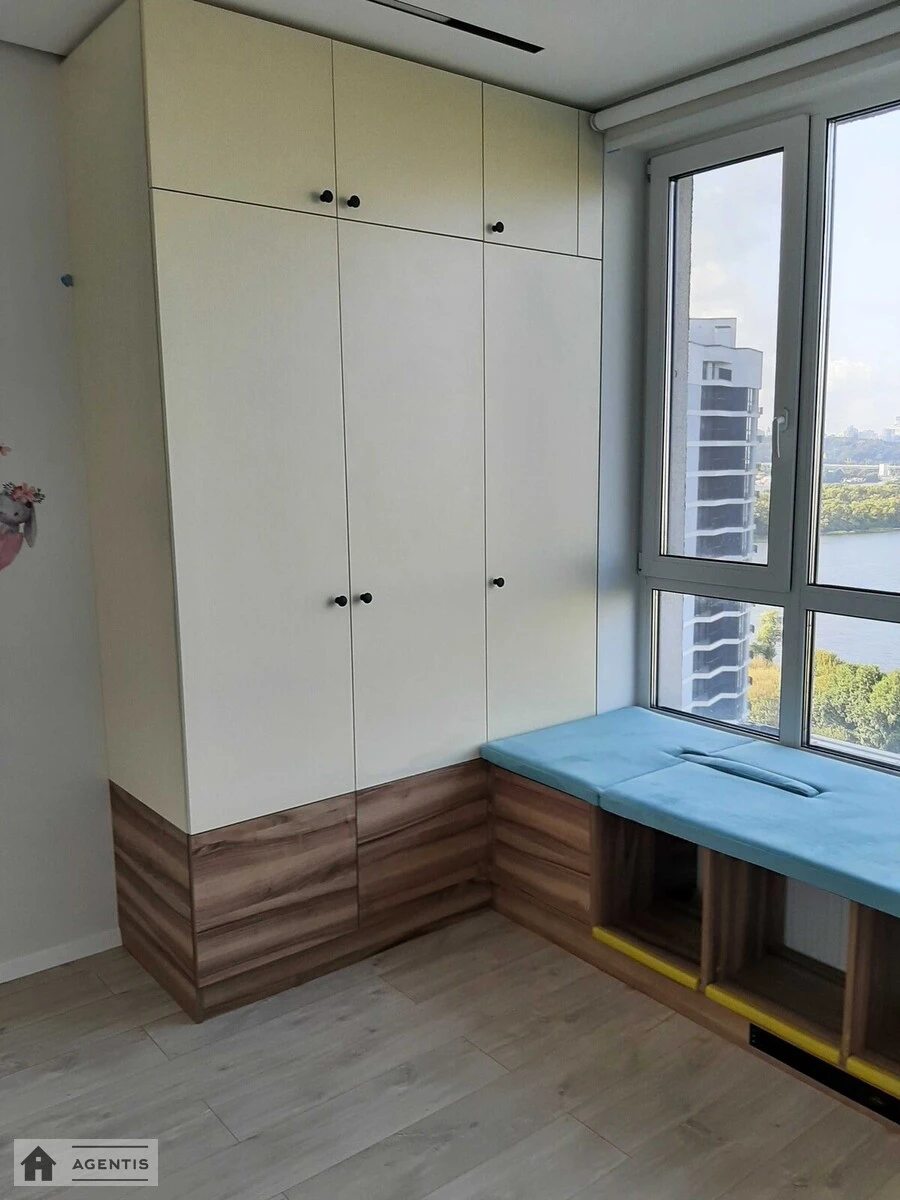 Сдам квартиру 4 комнаты, 110 m², 20 эт./25 этажей. Заречная, Киев. 