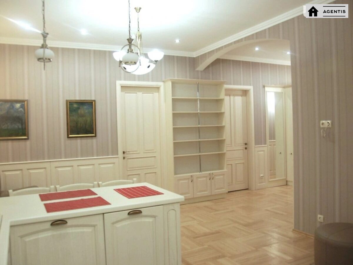 Сдам квартиру 2 комнаты, 75 m², 2 эт./4 этажа. Воздвиженская, Киев. 