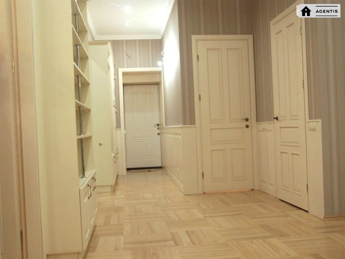 Сдам квартиру 2 комнаты, 75 m², 2 эт./4 этажа. Воздвиженская, Киев. 