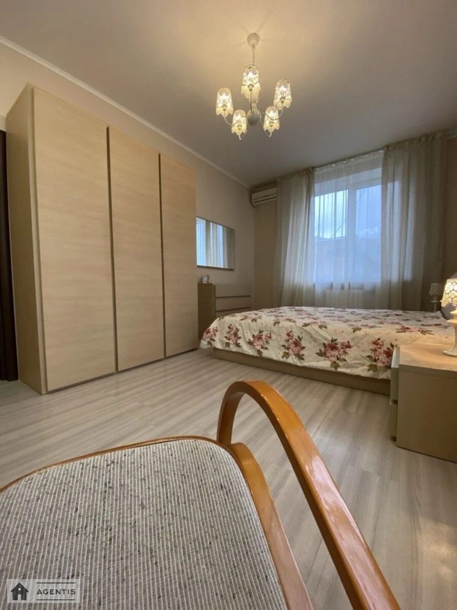 Сдам квартиру 2 комнаты, 65 m², 4 эт./5 этажей. 27, Автозаводская 27, Киев. 